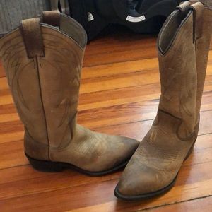 NWOT Frye cowboy boots